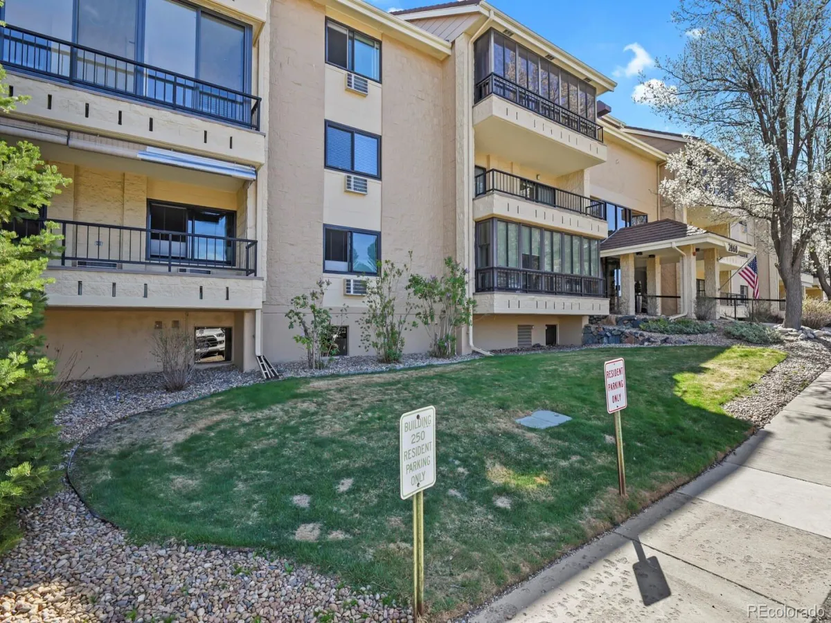2868 S Heather Gardens Way #109 #B 250 Aurora CO 80014 MLS #REC6231804 04222026001000 1200 24