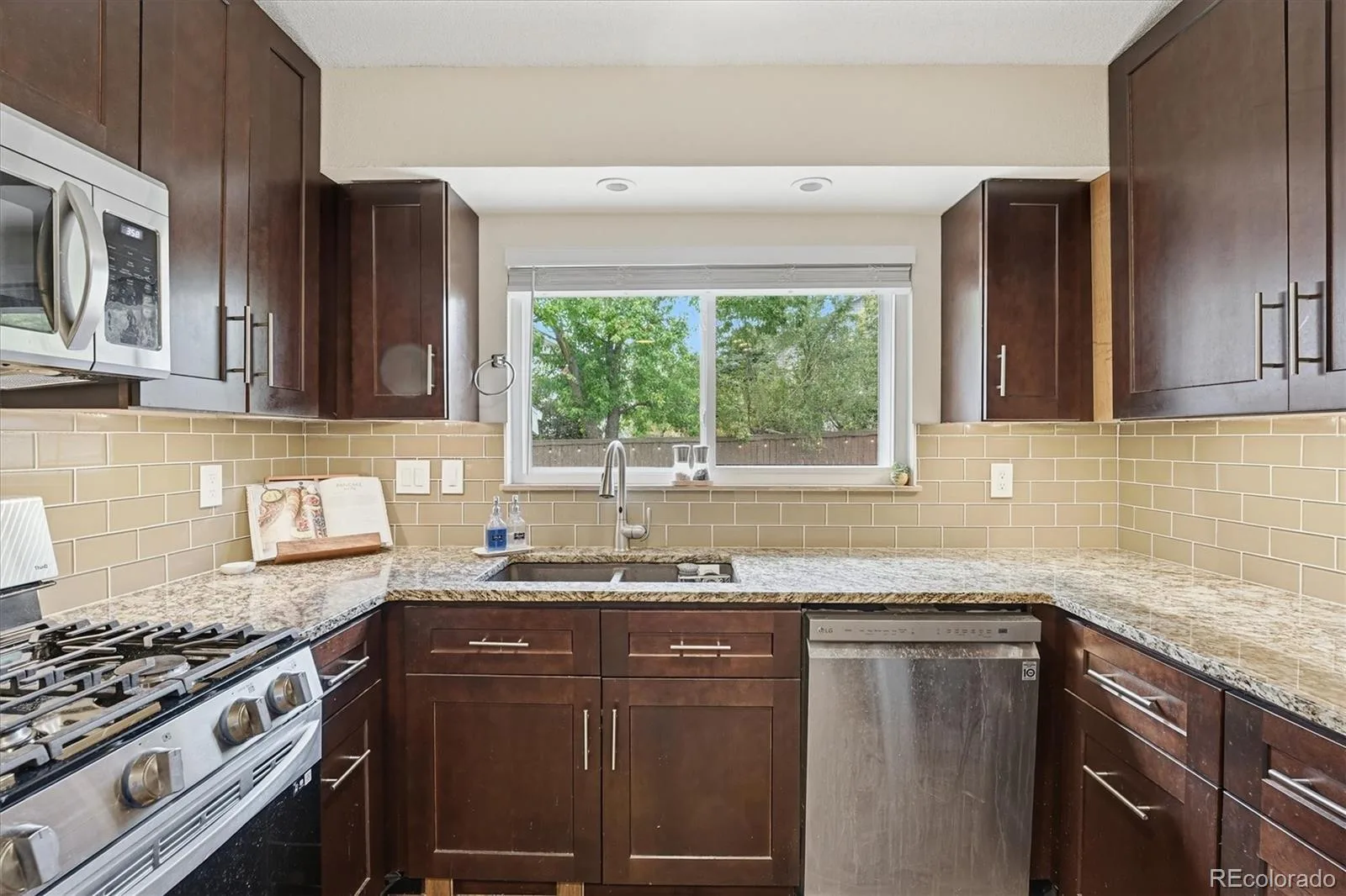1075 Brittany Way Littleton CO 80126 | MLS #REC6233140 06252026213337 1600 8