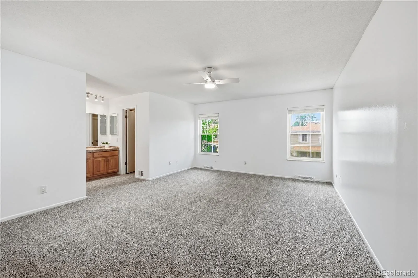 2770 S Heather Gardens Way Aurora CO 80014 | MLS #REC6245491 07302026170108 1600 19