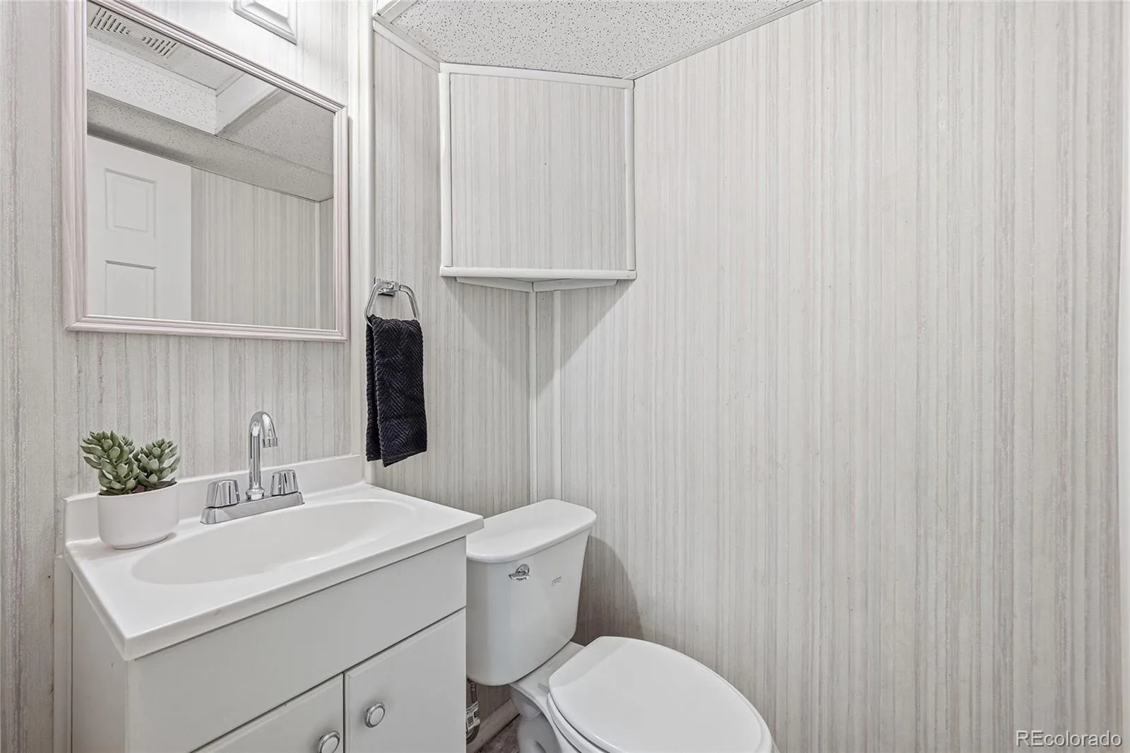 2770 S Heather Gardens Way Aurora CO 80014 | MLS #REC6245491 07302026170108 1600 24