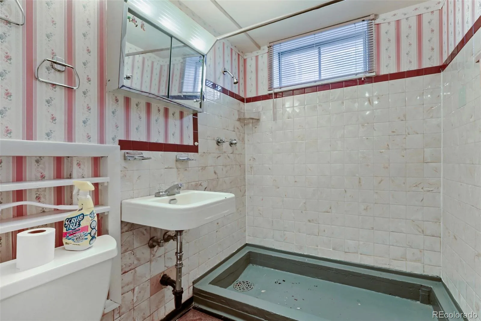 1051 Macon Street Aurora CO 80010 | MLS #REC6258627 09222026120432 1600 27