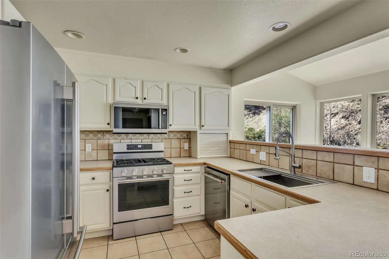 12183 Arnett Ranch Road Littleton CO 80127 | MLS #REC6369063 05162026041016 1600 7