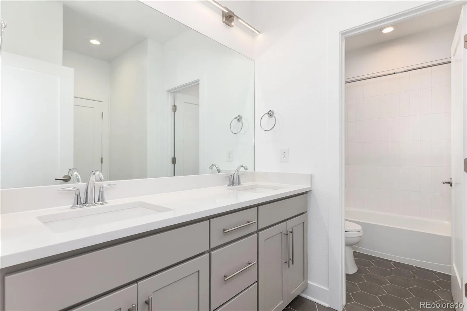 6689 S Vandriver Way Aurora CO 80016 MLS #REC6375104 06102026164414 1600 34