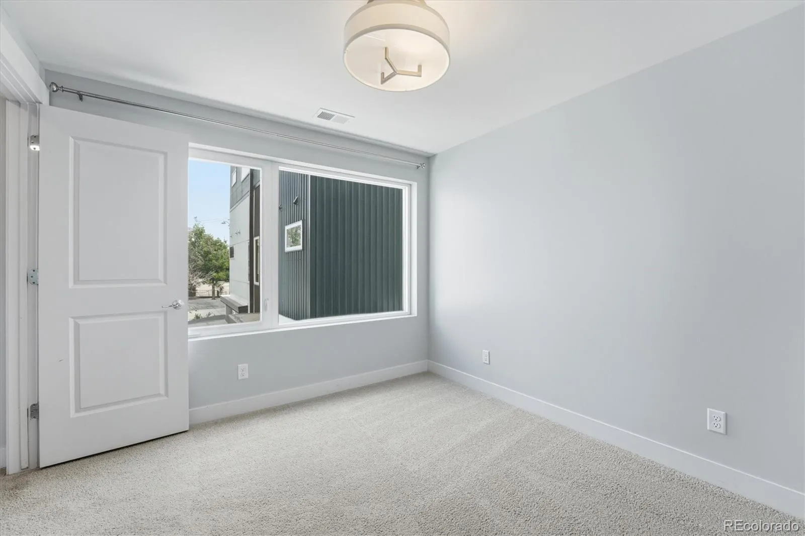 3181 Lawrence Street Denver CO 80205 MLS #REC6394119 05152026200315 1600 40
