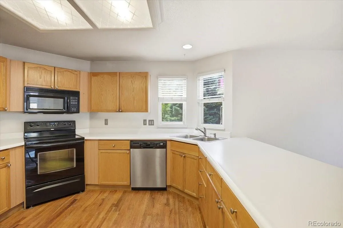 3449 S Espana Court Aurora CO 80013 MLS #REC6421350 05232026103010 1200 17