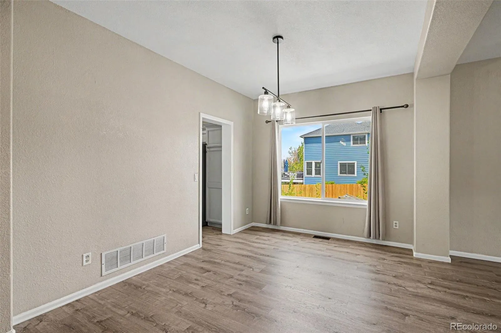 6019 S Ukraine Circle Aurora CO 80015 MLS #REC6487076 05072026190417 1600 18