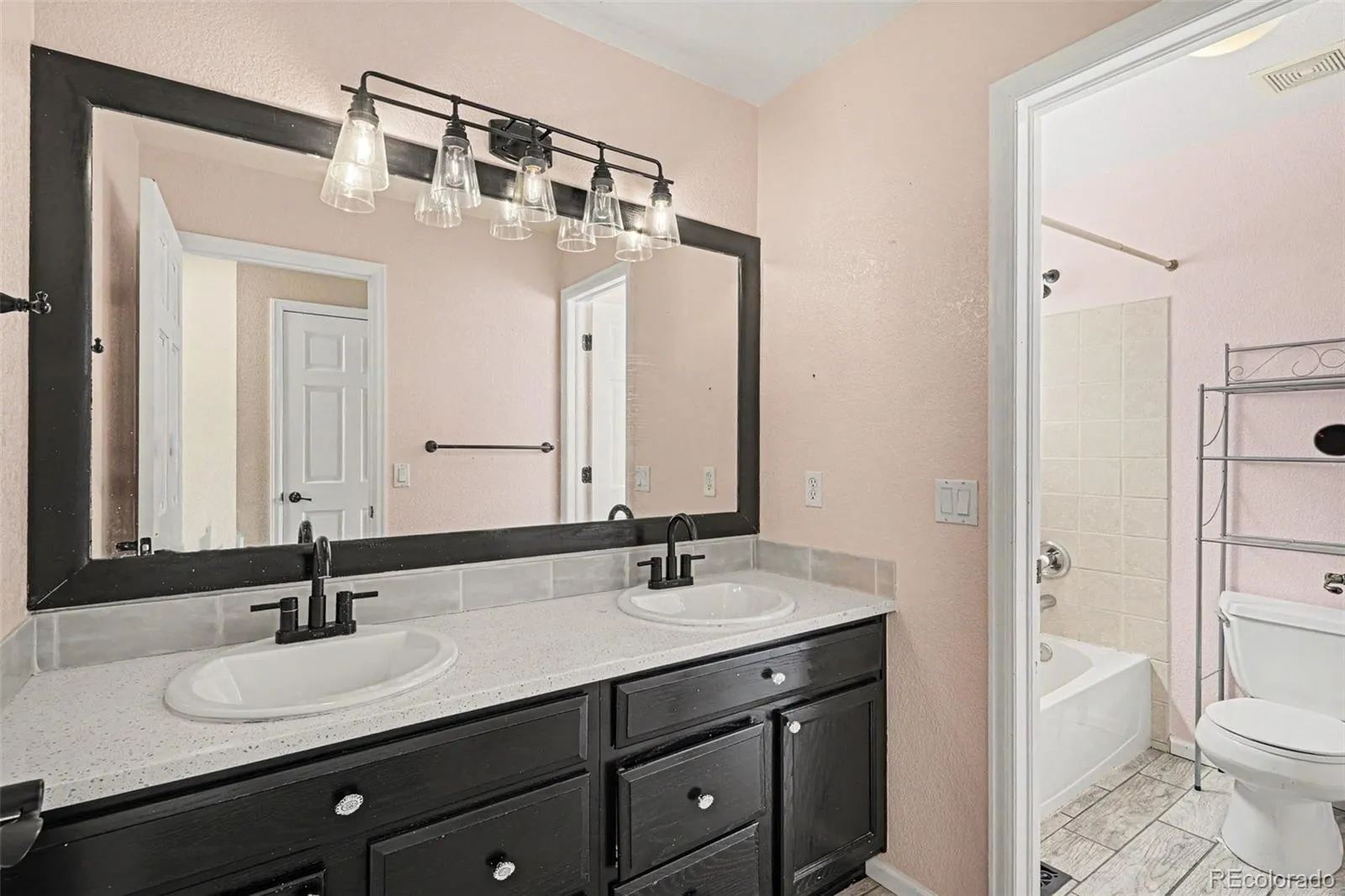 6019 S Ukraine Circle Aurora CO 80015 MLS #REC6487076 05072026190417 1600 24
