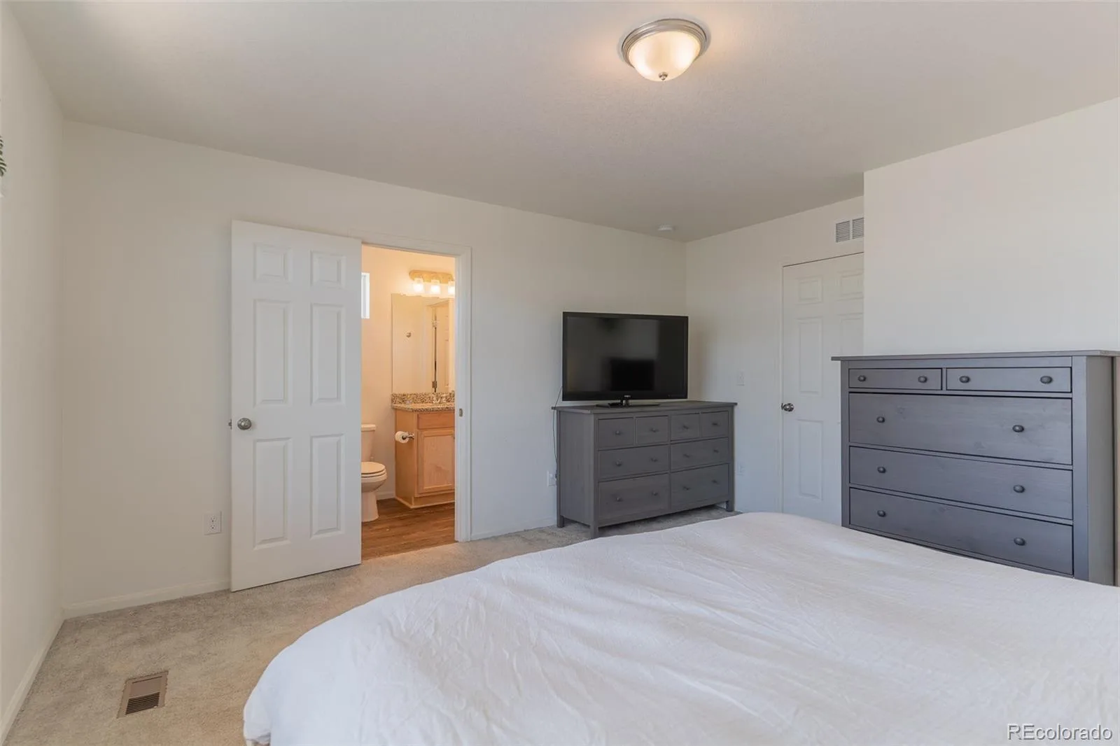 211 S Oak Hill Street Aurora CO 80018 | MLS #REC6508651 07312026172235 1600 18
