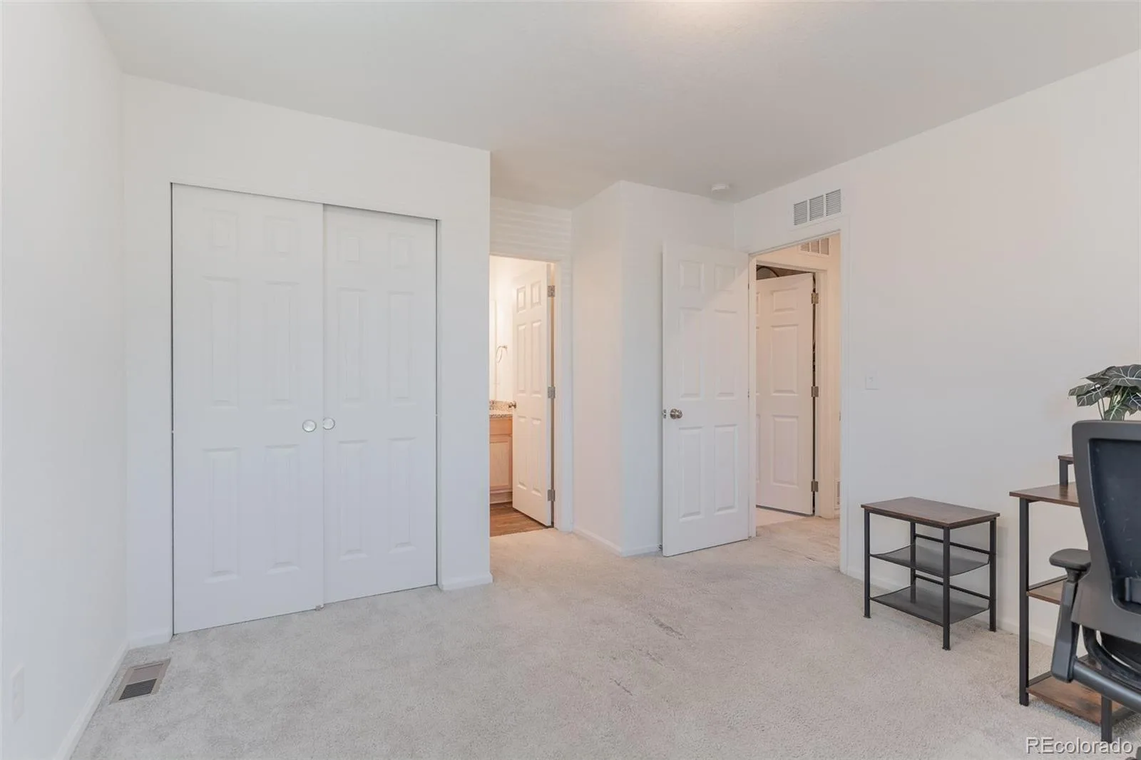 211 S Oak Hill Street Aurora CO 80018 | MLS #REC6508651 07312026172235 1600 24