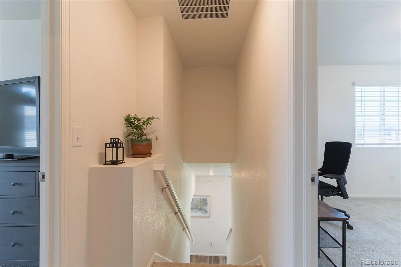 211 S Oak Hill Street Aurora CO 80018 | MLS #REC6508651 07312026172235 1600 27