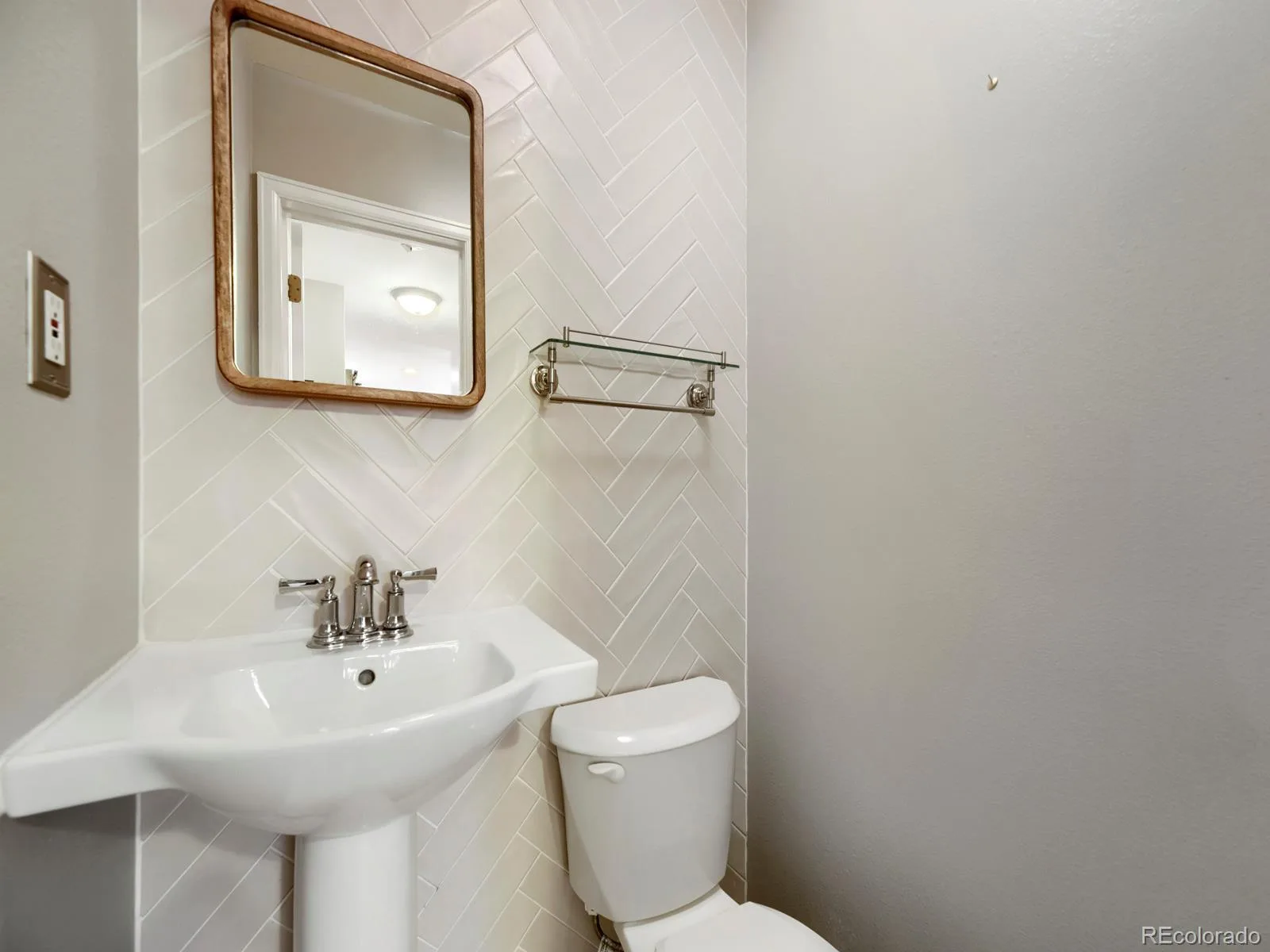 6305 S Valleyview Street Littleton CO 80120 MLS #REC6511641 07082026222500 1600 25