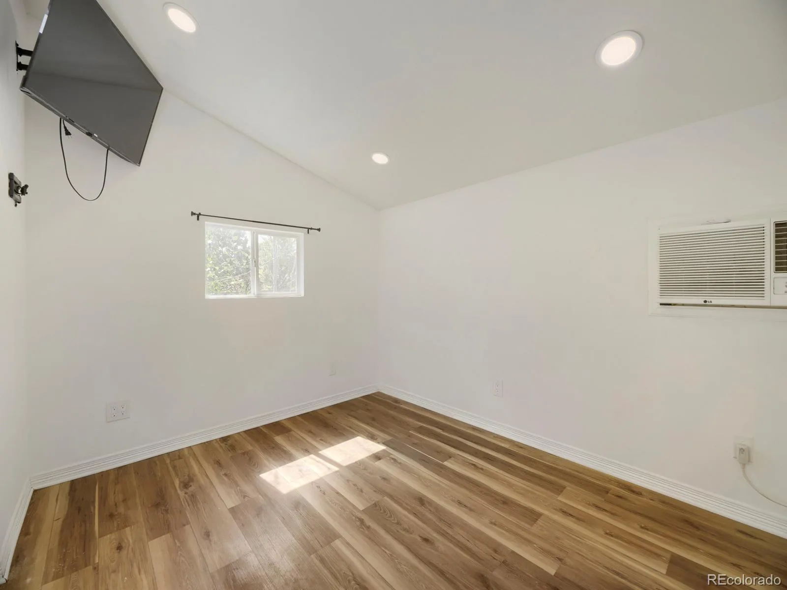 6305 S Valleyview Street Littleton CO 80120 MLS #REC6511641 07082026222500 1600 34