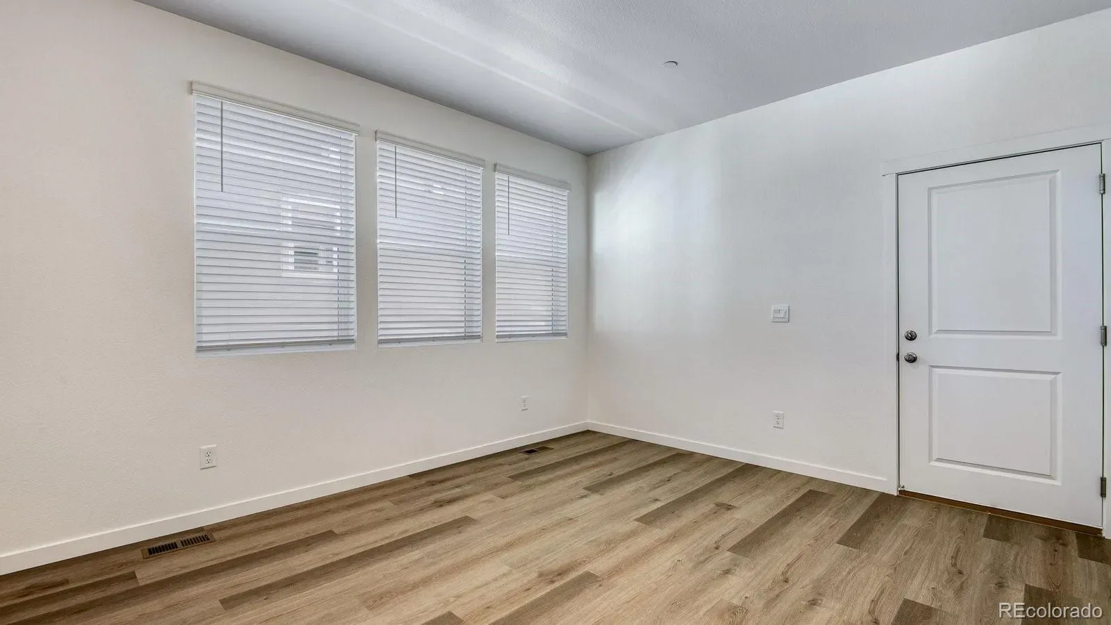 03262026004620 1600 22