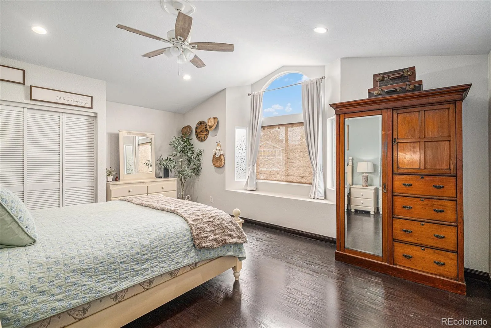 04032026220450 1600 16