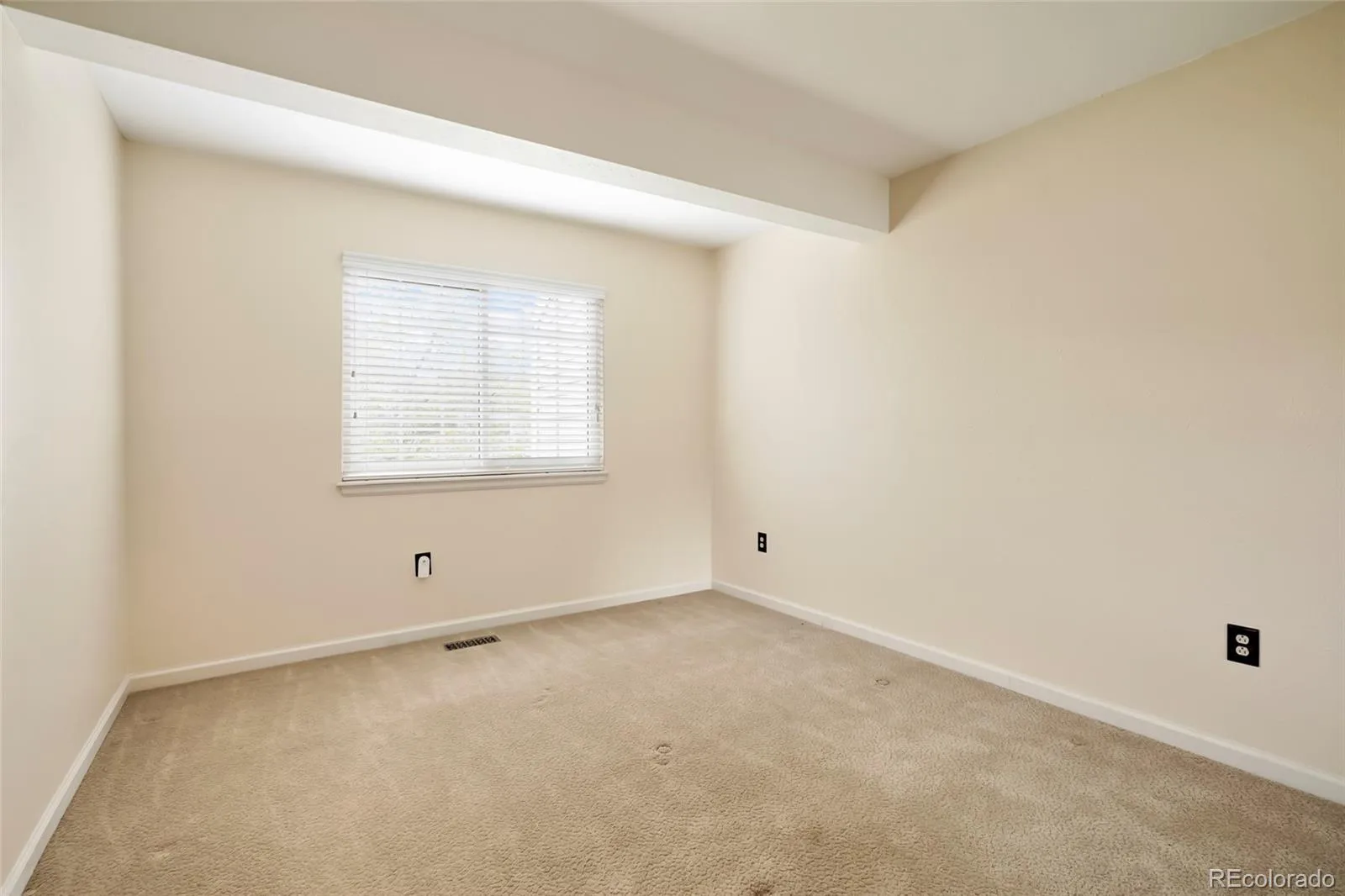 54 S Evanston Way Aurora CO 80012 | MLS #REC6565153 08032026015406 1600 28