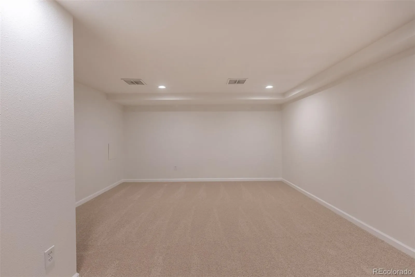 5119 Chandler Way Denver CO 80239 MLS #REC6601025 05062026234829 1600 32
