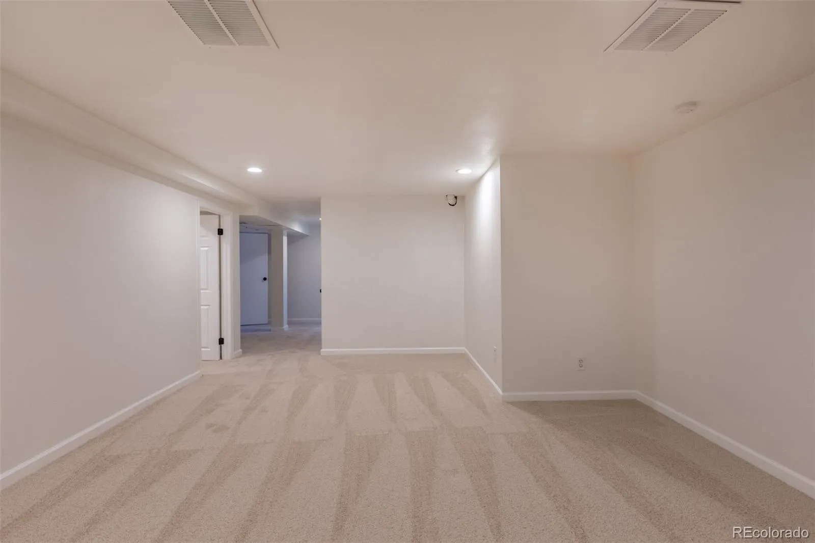5119 Chandler Way Denver CO 80239 MLS #REC6601025 05062026234829 1600 33
