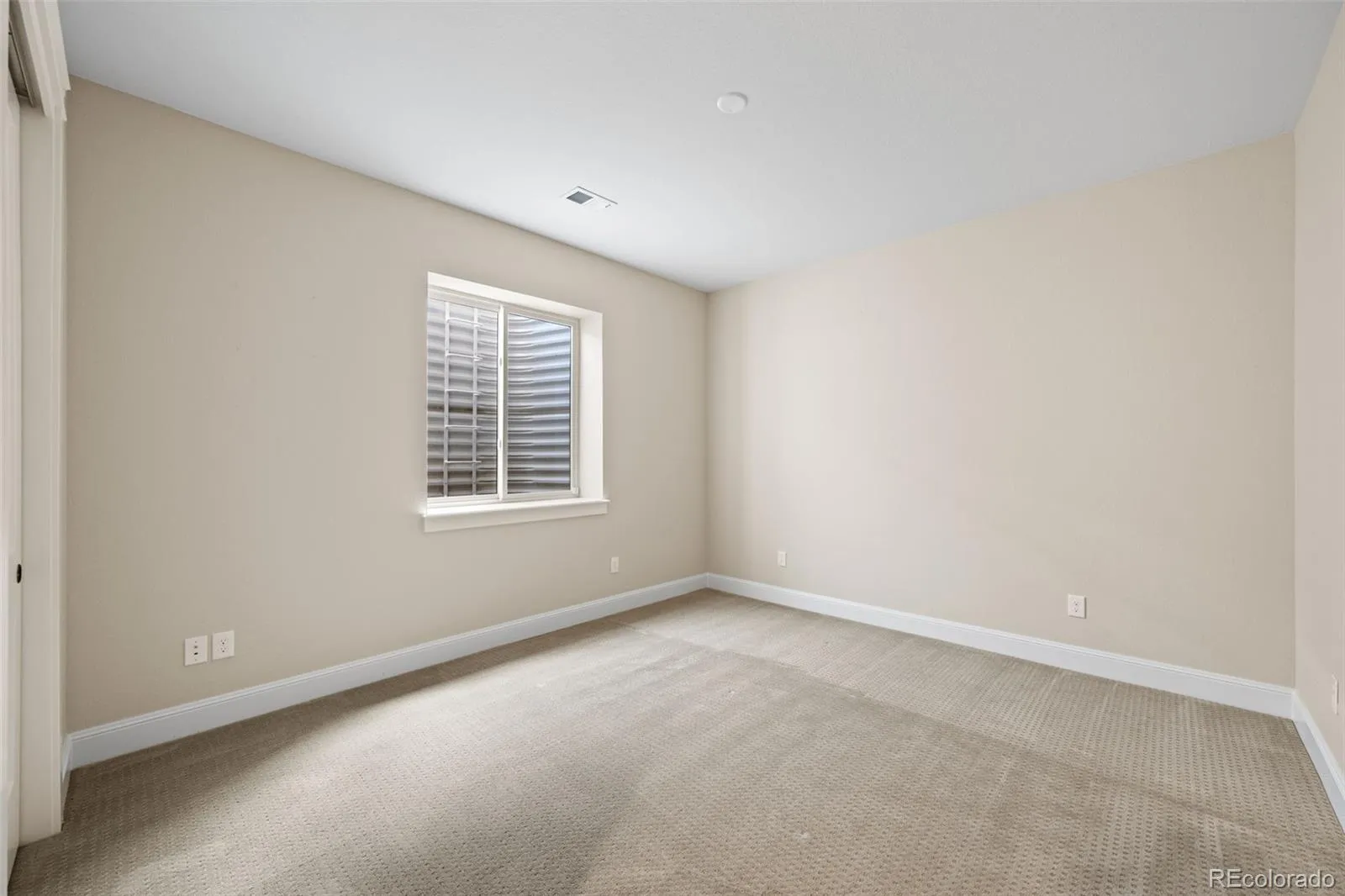 27001 E Long Circle Aurora CO 80016 MLS #REC6620084 04282026013320 1600 37