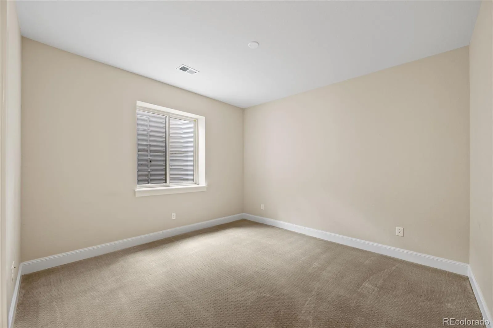 27001 E Long Circle Aurora CO 80016 MLS #REC6620084 04282026013320 1600 39