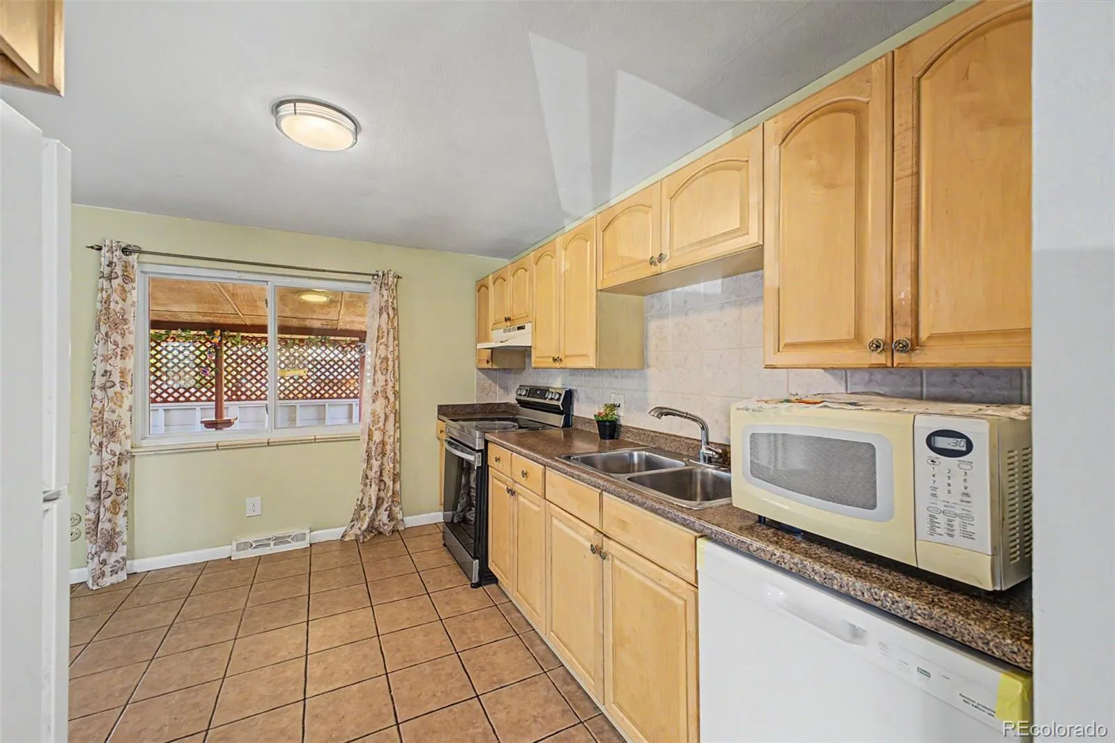 933 Newcombe Street Lakewood CO 80215 MLS #REC6630741 05232026095244 1600 18