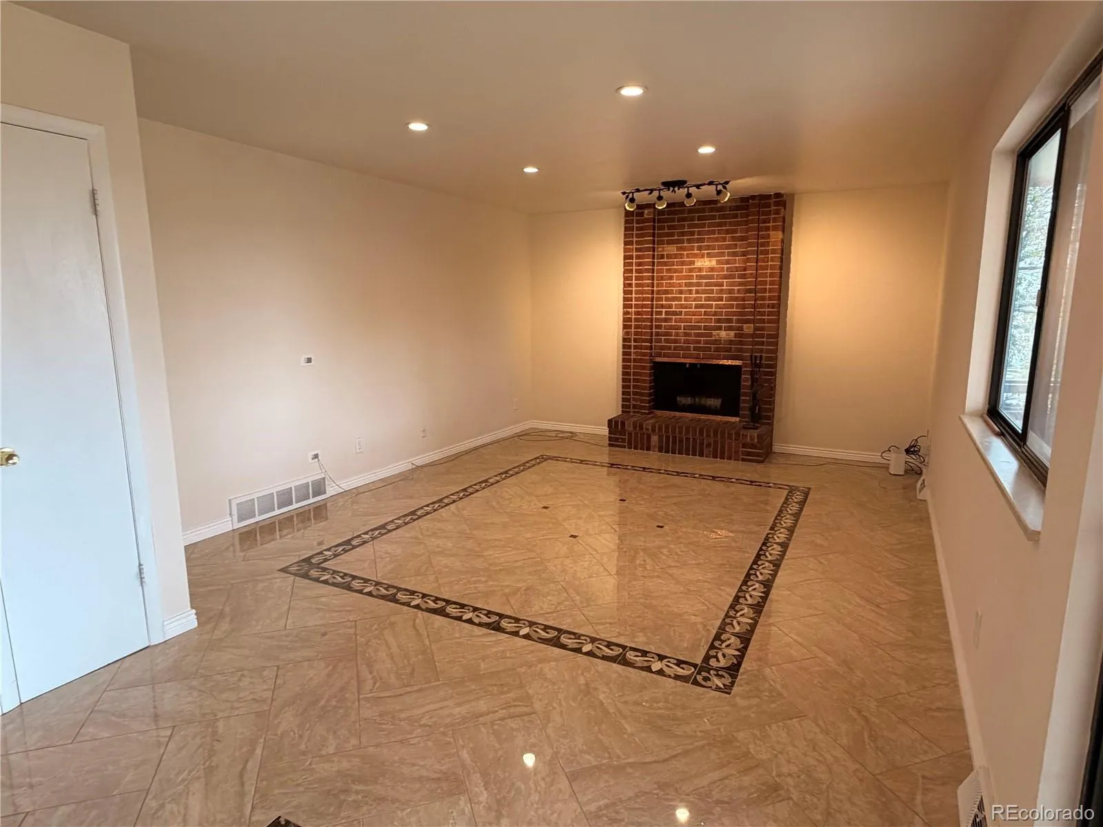 8654 E Eastman Avenue Denver CO 80231 MLS #REC6647301 05212026042129 1600 13