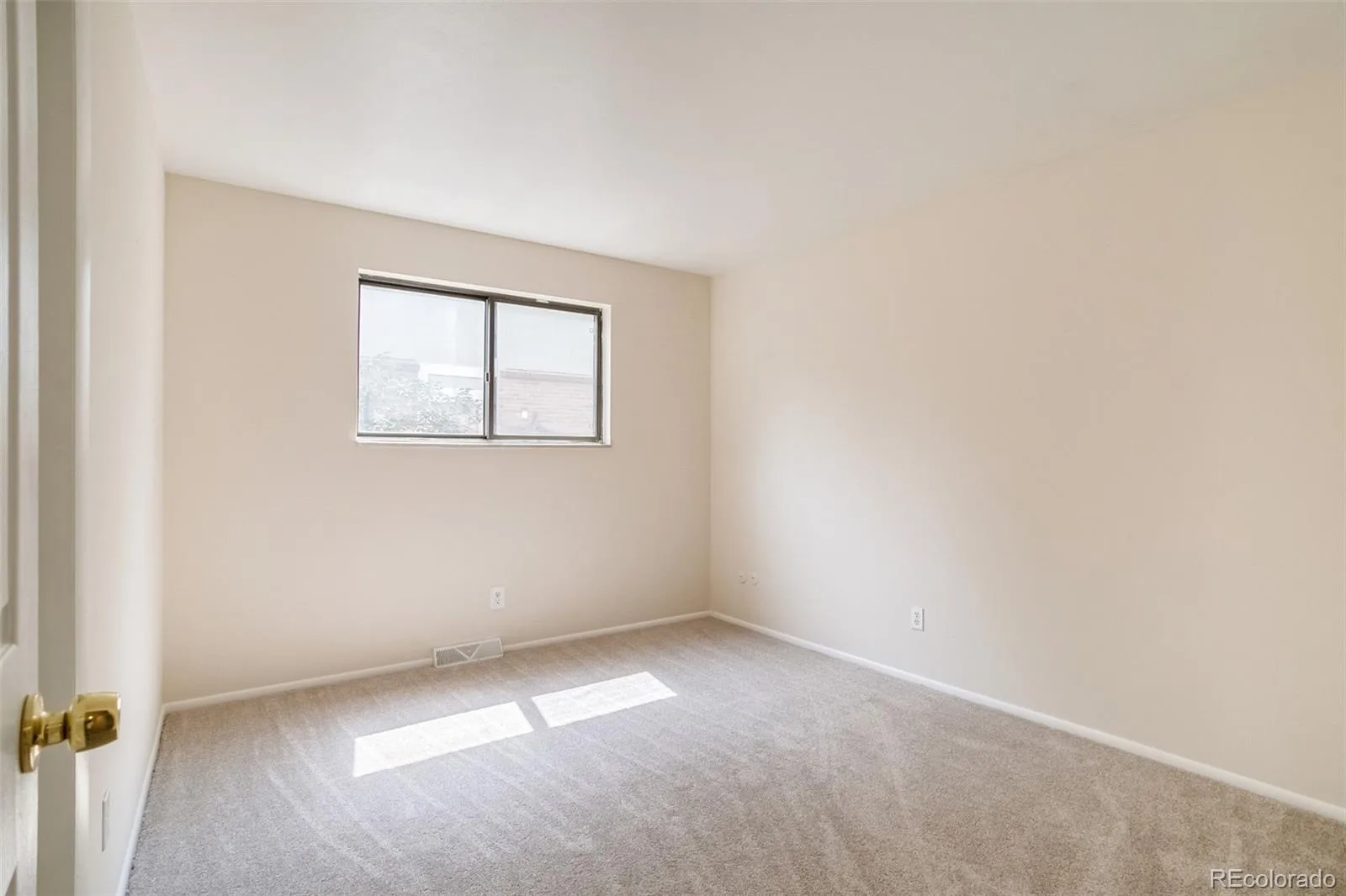 8654 E Eastman Avenue Denver CO 80231 MLS #REC6647301 07032026222830 1600 22