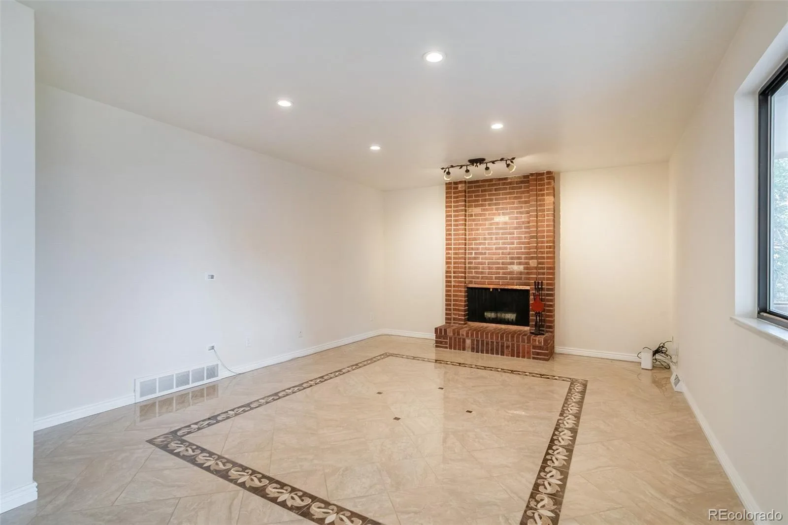 8654 E Eastman Avenue Denver CO 80231 MLS #REC6647301 07032026222830 1600 8