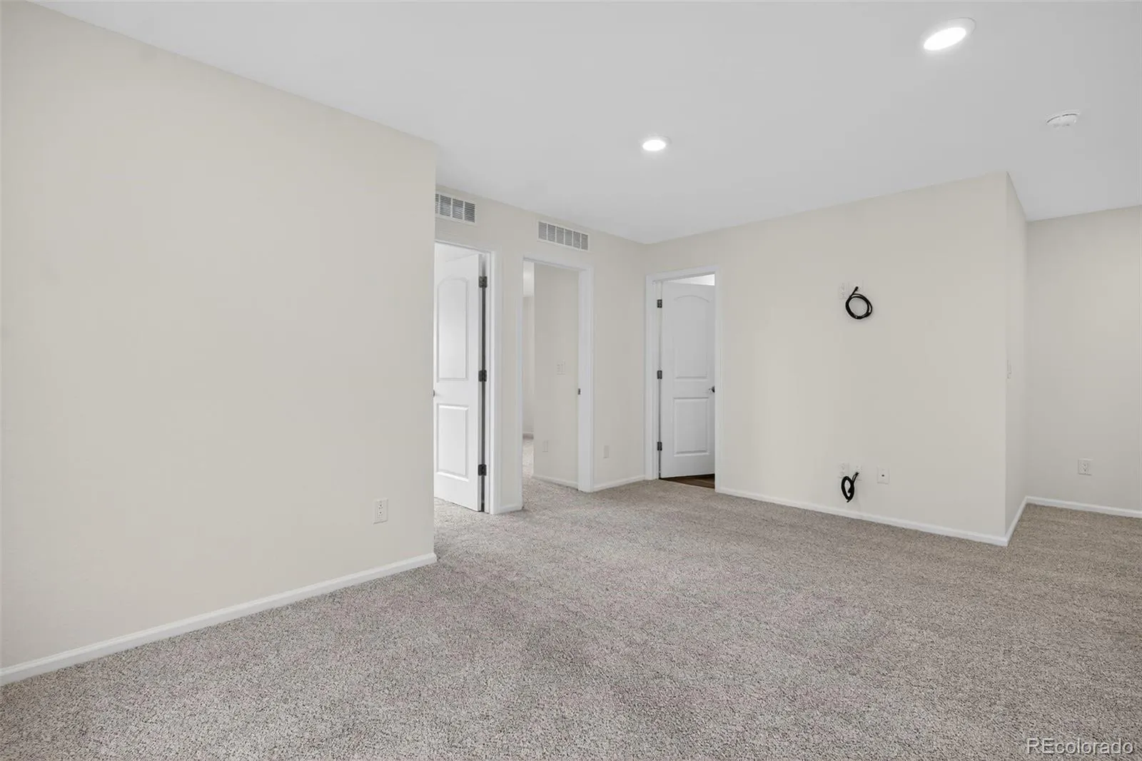 6050 N Netherland Court Aurora CO 80019 | MLS #REC6648829 05032026211843 1600 12