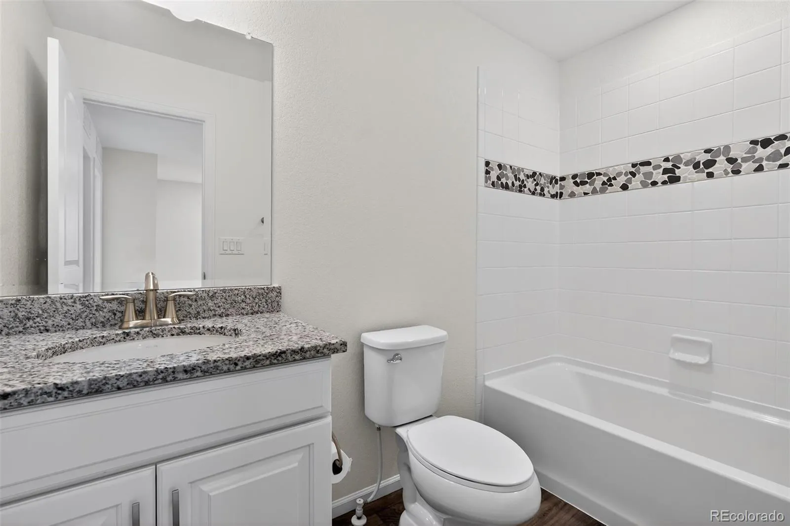 6050 N Netherland Court Aurora CO 80019 | MLS #REC6648829 05032026211843 1600 23