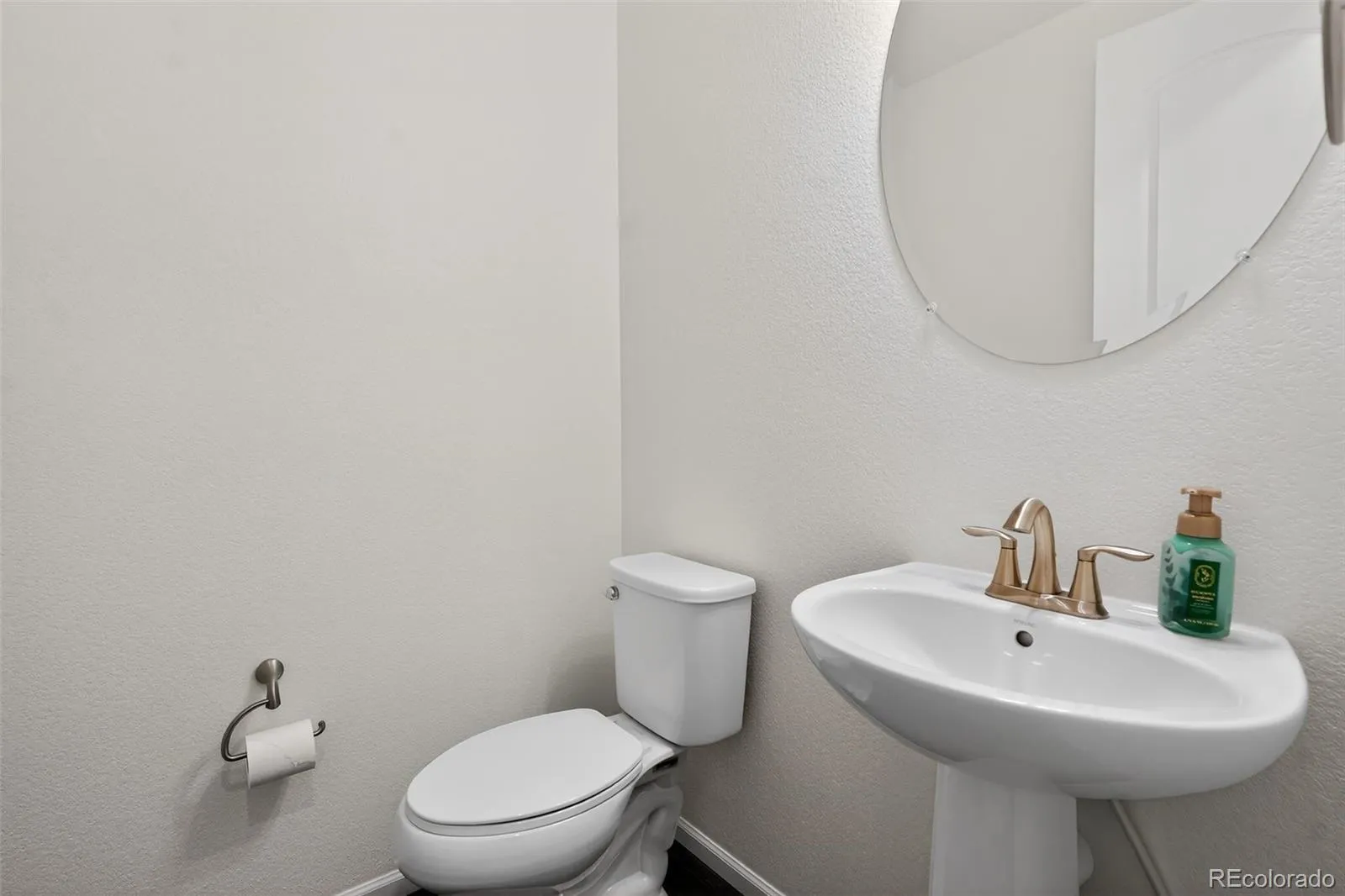 6050 N Netherland Court Aurora CO 80019 | MLS #REC6648829 05032026211843 1600 24