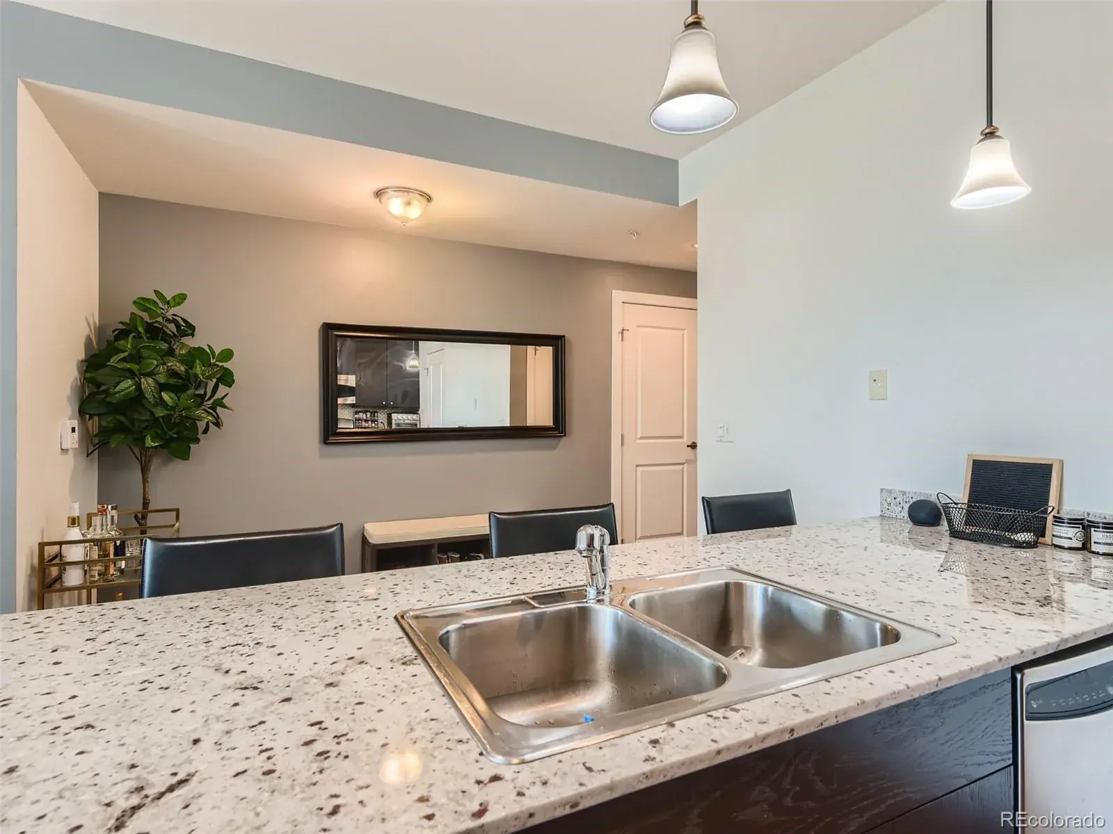 03032026040900 1600 9