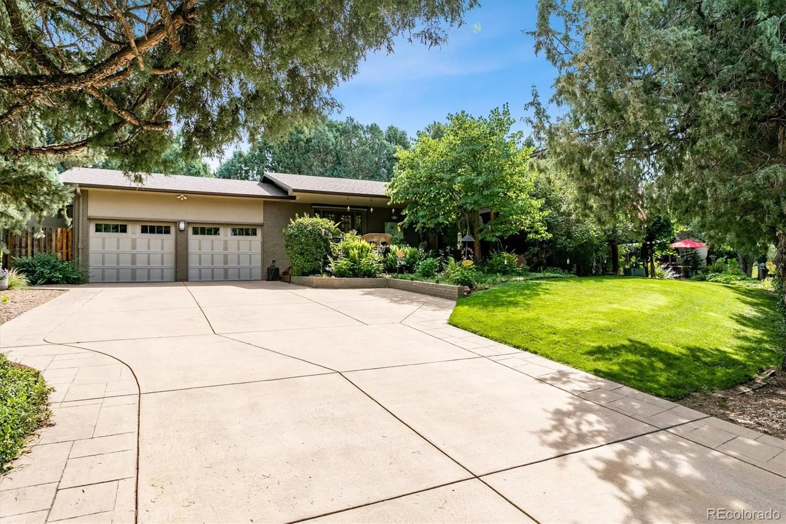 9041 E Jewell Circle Denver CO 80231 | MLS #REC6658564 08242026202250 1600 49