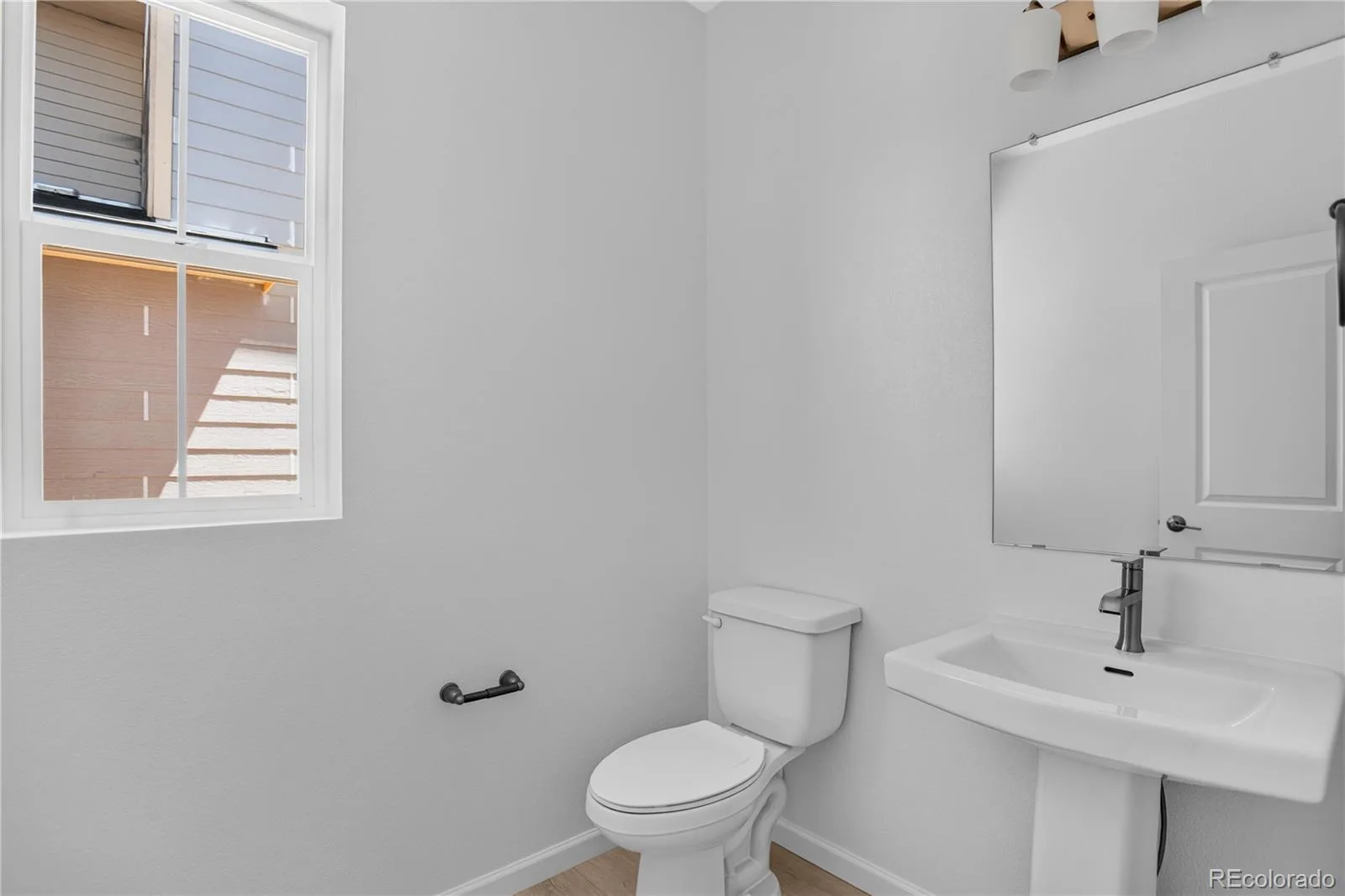 8722 Whiteclover Street Littleton CO 80125 | MLS #REC6684961 06242026234515 1600 12