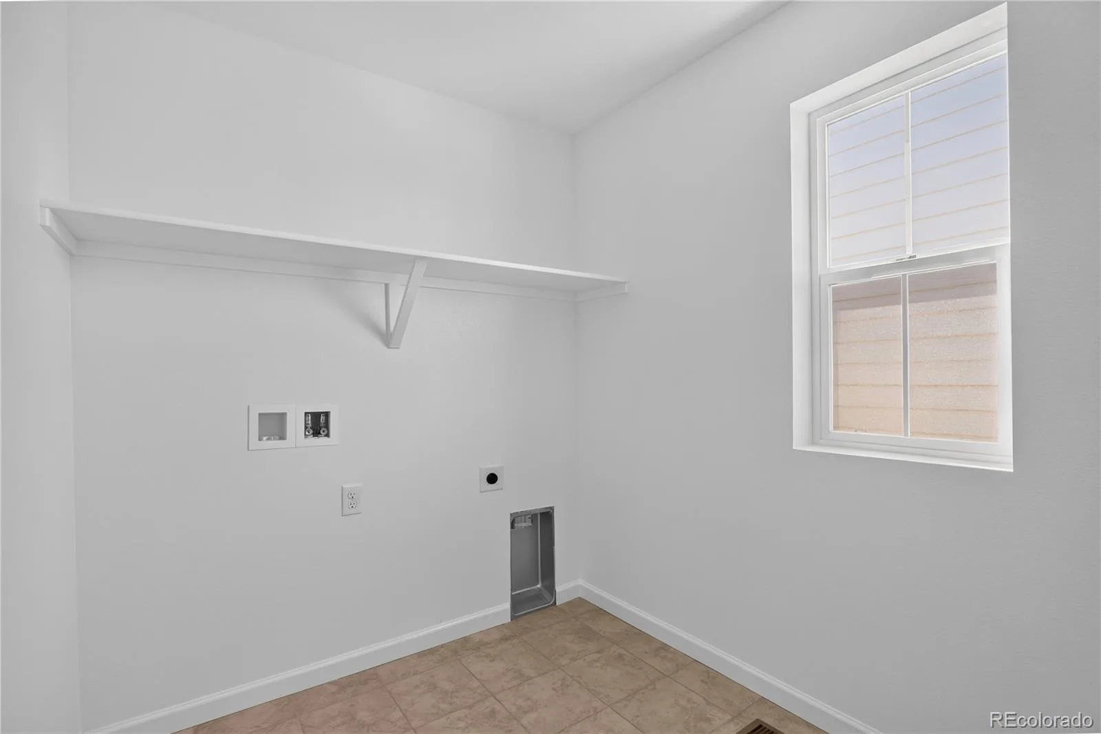 8722 Whiteclover Street Littleton CO 80125 | MLS #REC6684961 06242026234515 1600 22