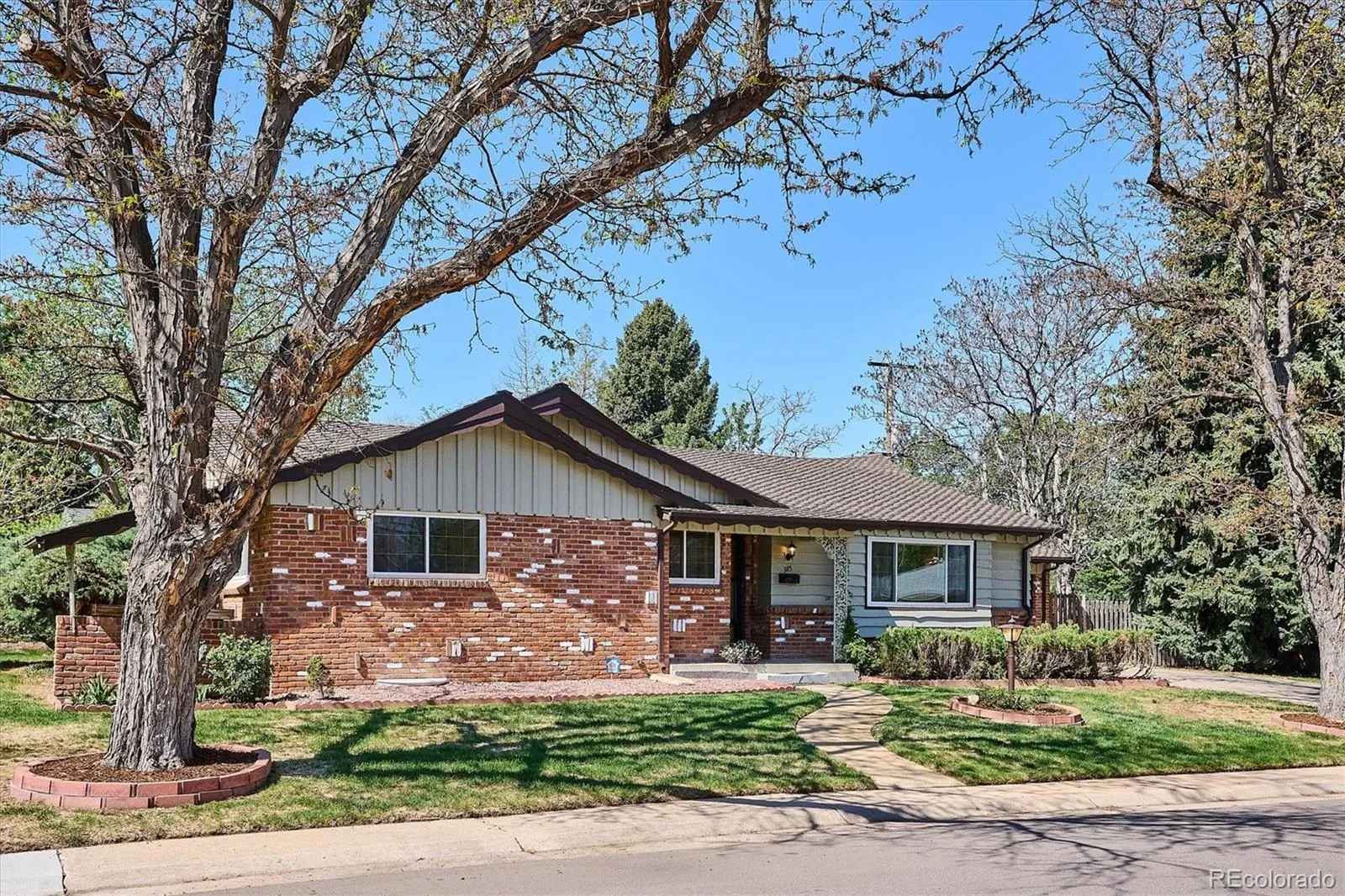 385 Oakland Street Aurora CO 80010 MLS #REC6695107 05132026210305 1600 40
