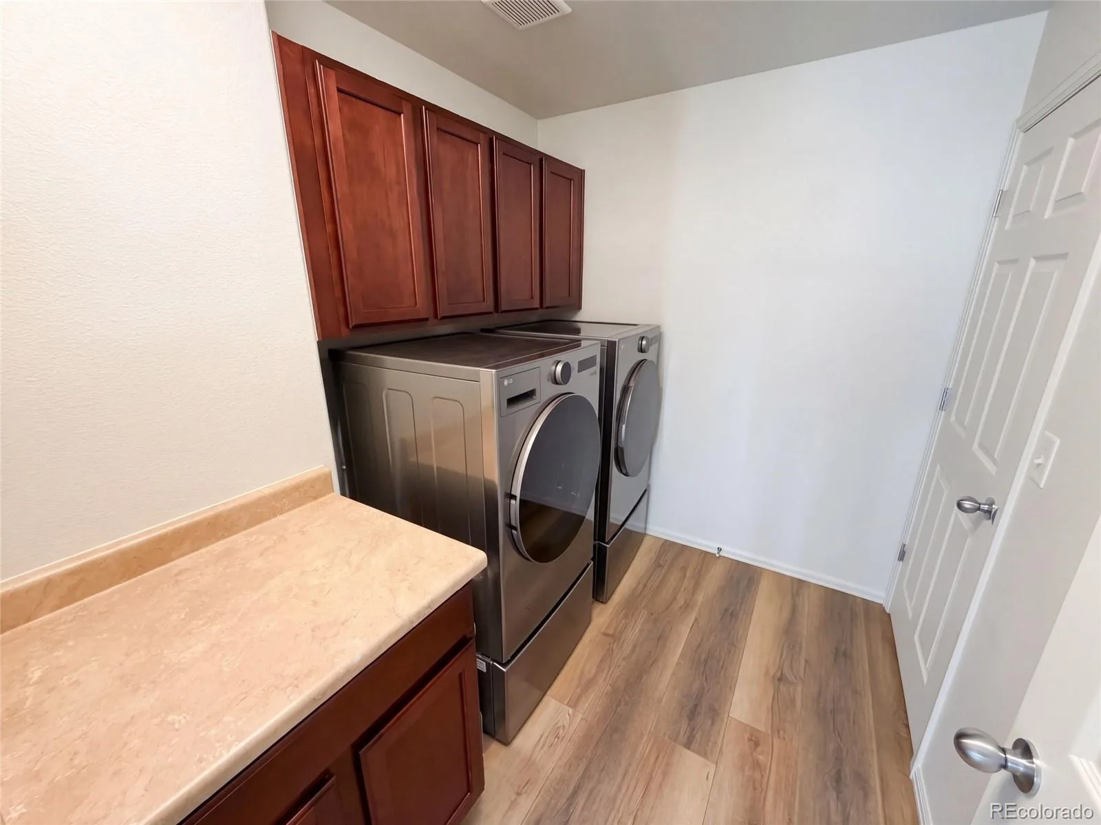 5406 S Fultondale Way Aurora CO 80016 | MLS #REC6730176 09282026235300 1600 42