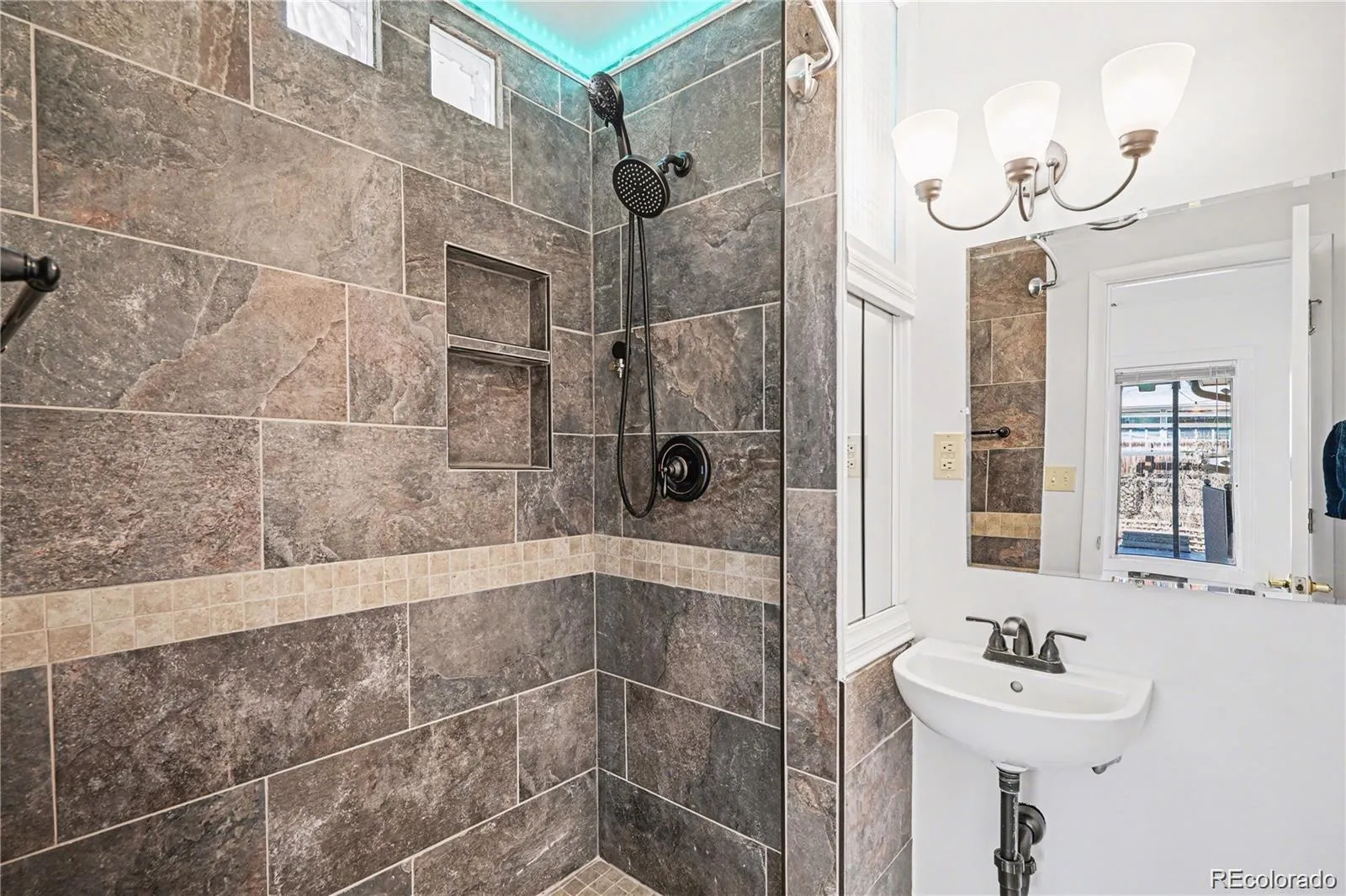 8095 E Lehigh Avenue Denver CO 80237 MLS #REC6758970 04232026192230 1600 12