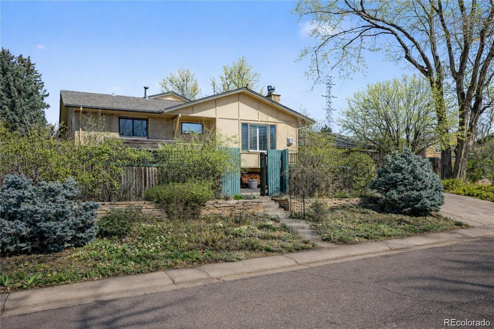 8095 E Lehigh Avenue Denver CO 80237 MLS #REC6758970 04232026192230 1600 19