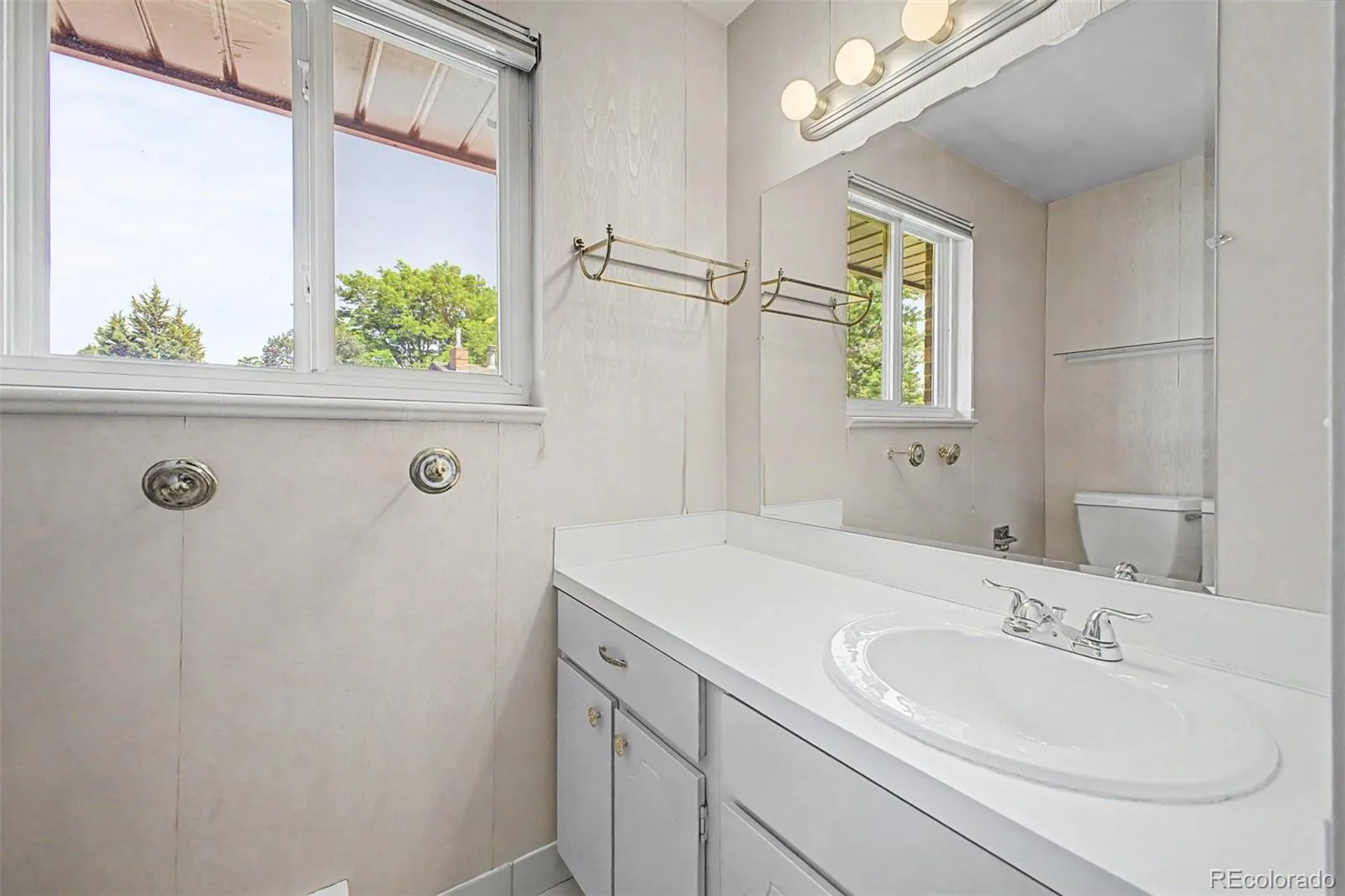 3762 S Benton Way Denver CO 80235 MLS #REC6766026 06112026205726 1600 20
