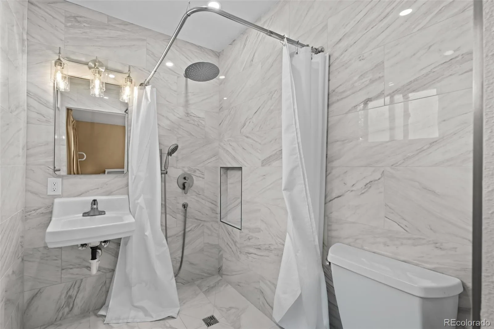 6421 Iris Court Arvada CO 80004 | MLS #REC6772165 07292026164713 1600 17