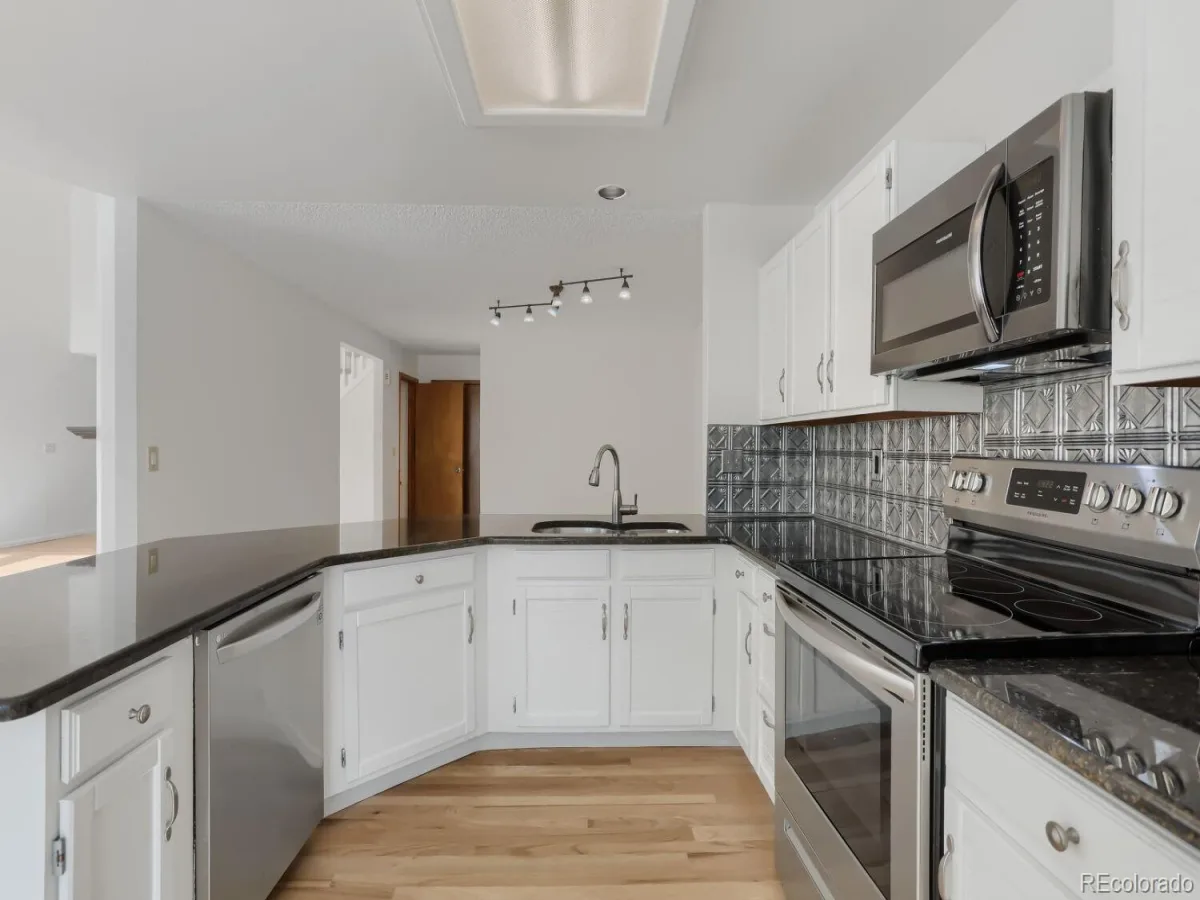 4927 S Eagle Circle Aurora CO 80015 | MLS #REC6806174 08222026025637 1200 13