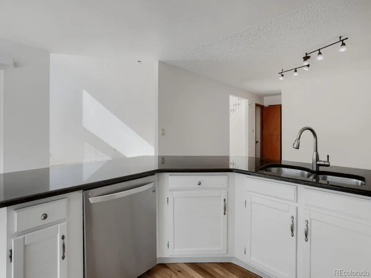 4927 S Eagle Circle Aurora CO 80015 | MLS #REC6806174 08222026025637 1200 14
