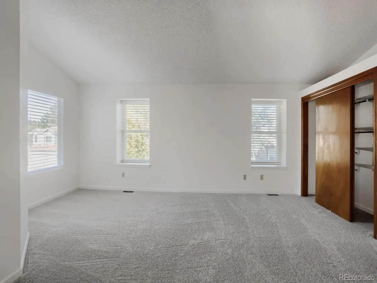 4927 S Eagle Circle Aurora CO 80015 | MLS #REC6806174 08222026025637 1200 18