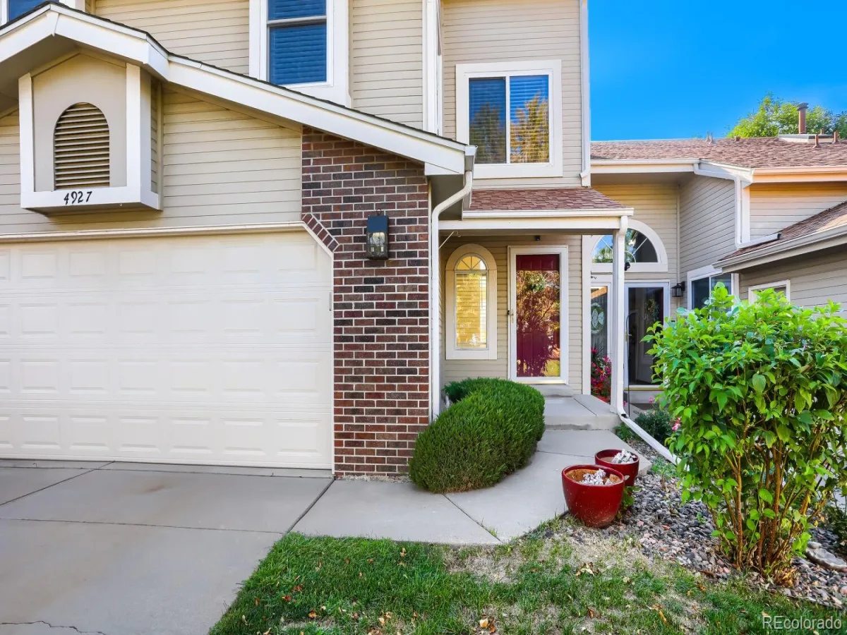 4927 S Eagle Circle Aurora CO 80015 | MLS #REC6806174 08222026025637 1200 2
