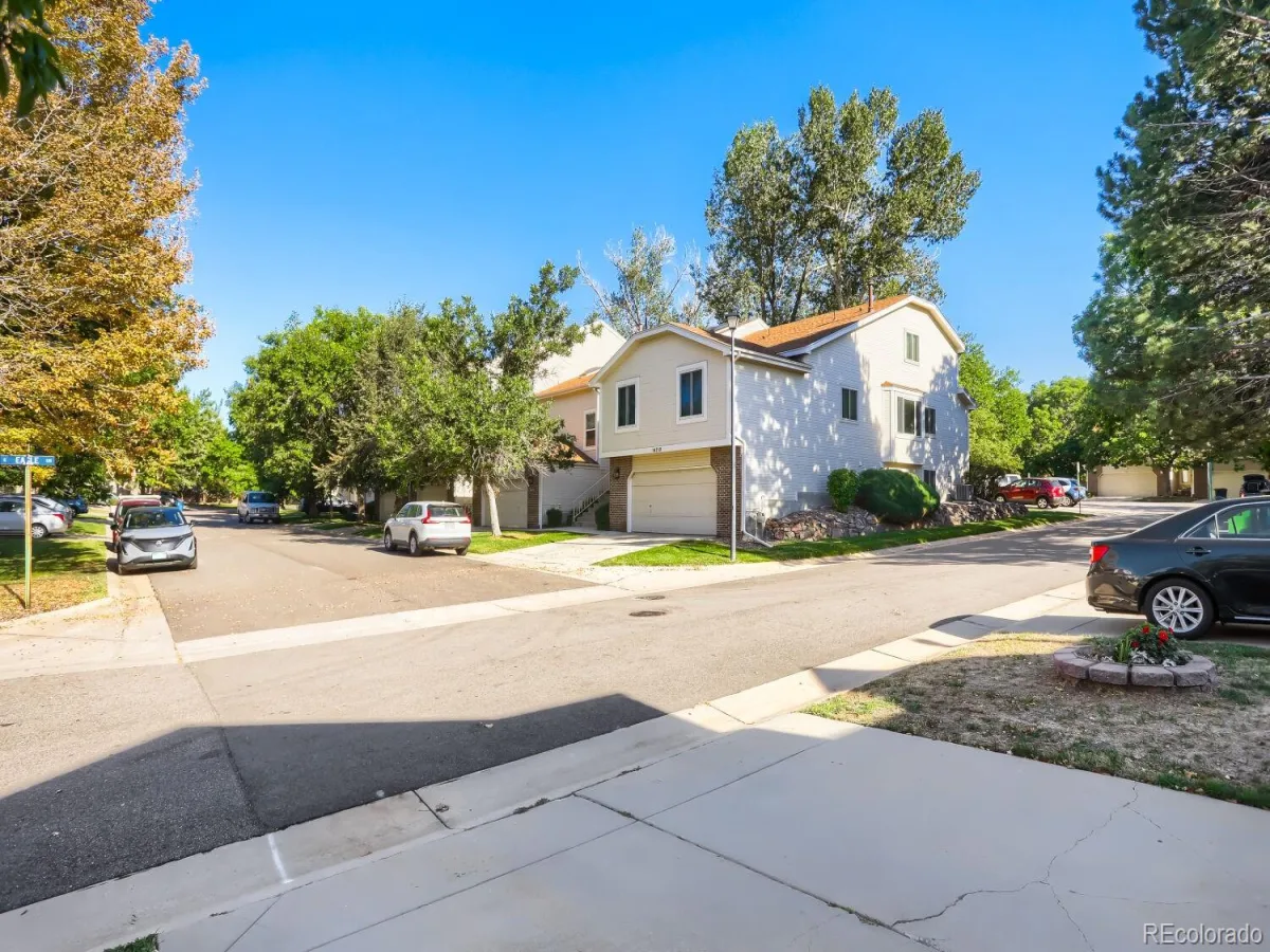 4927 S Eagle Circle Aurora CO 80015 | MLS #REC6806174 08222026025637 1200 36