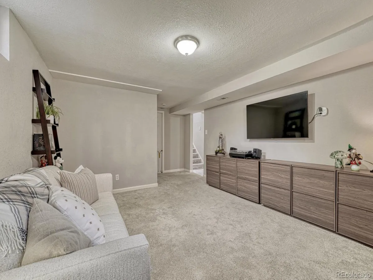4252 S Logan Street Englewood CO 80113 MLS #REC6825055 05182026192231 1200 24