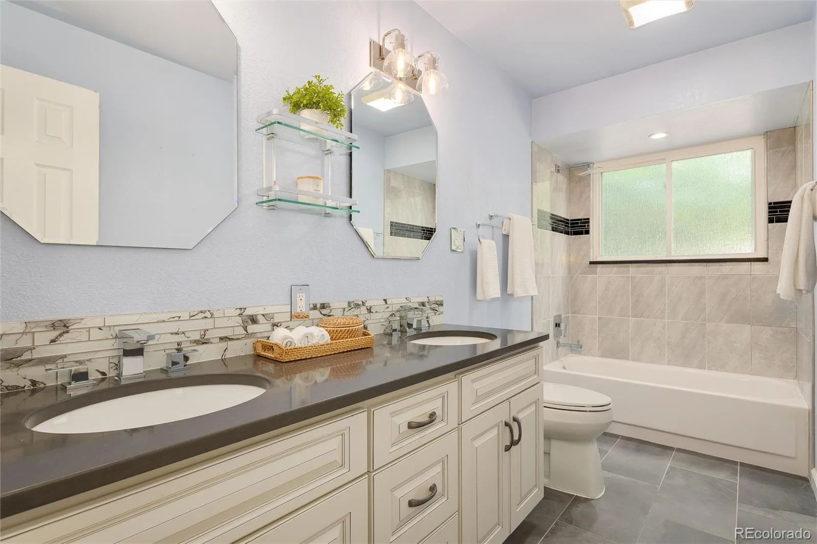 7910 W Harvard Place Lakewood CO 80227 MLS #REC6840860 06112026212821 1600 25