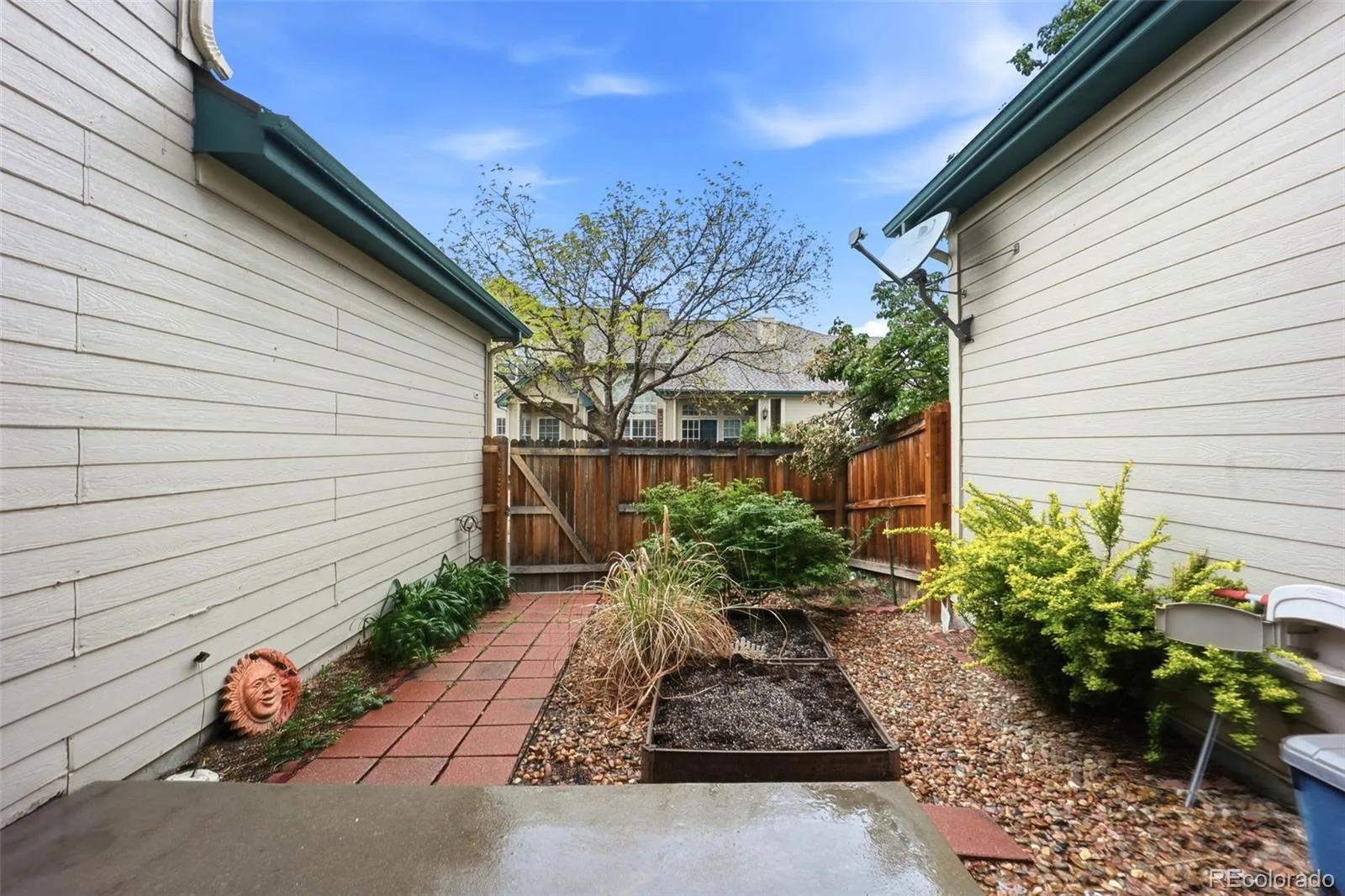 9976 E Hawaii Place Aurora CO 80247 MLS #REC6878446 06032026162816 1600 32