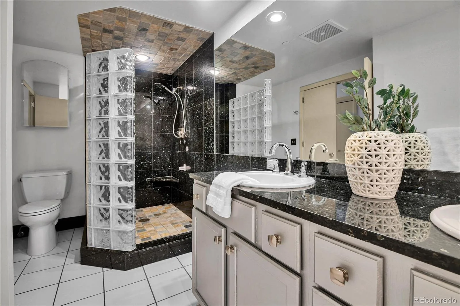 1900 E Girard Place #203 Englewood CO 80113 | MLS #REC6887104 08062026201236 1600 32