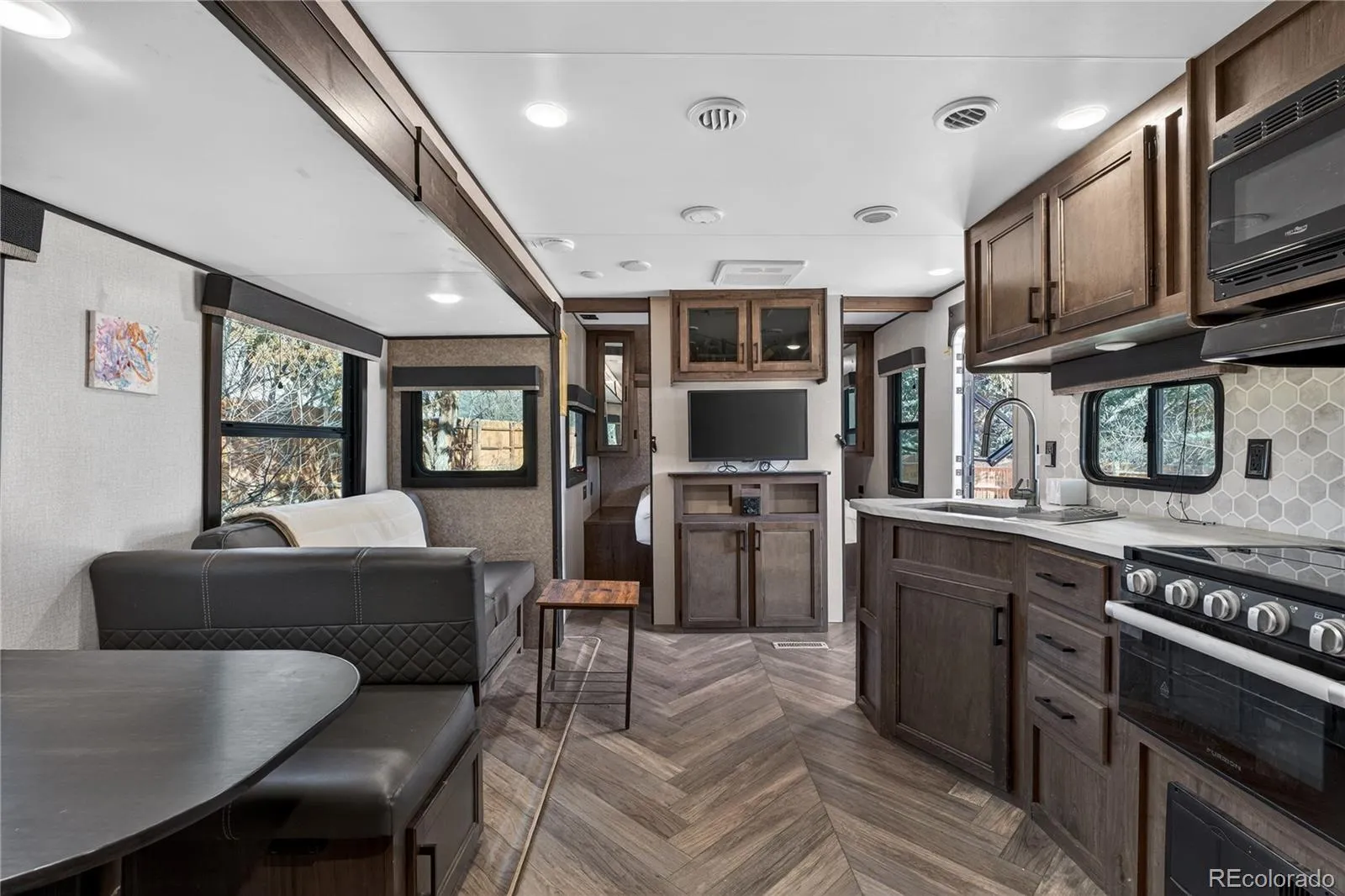 04102026174153 1600 32